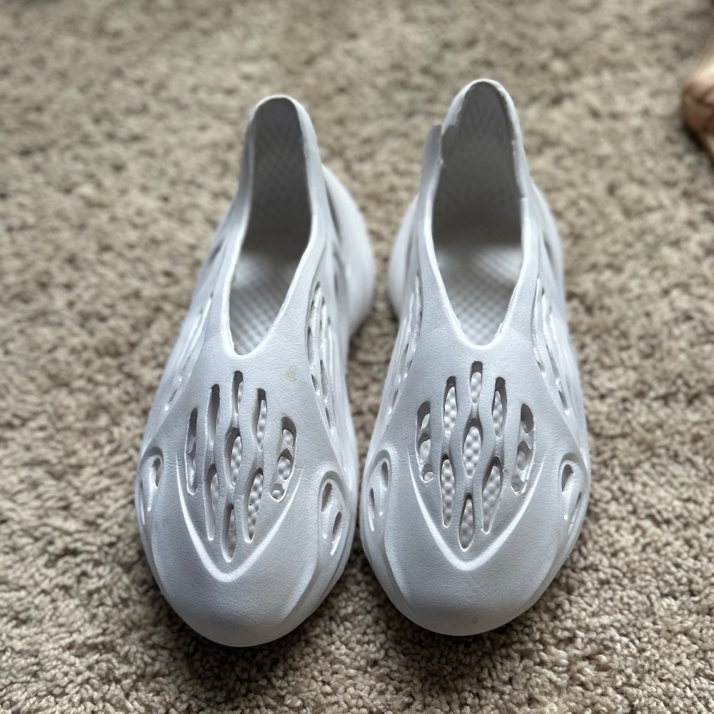 WHITE CUT OUT SLIP ON SLIDES